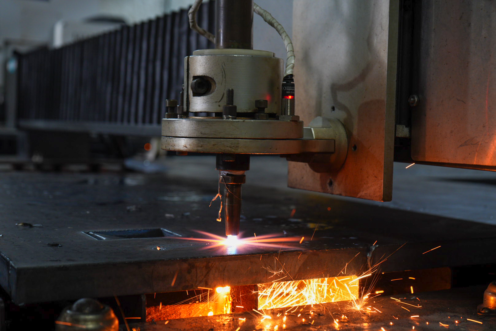 Corte Láser de Fibra Óptica Industrial: Guía Completa 2025